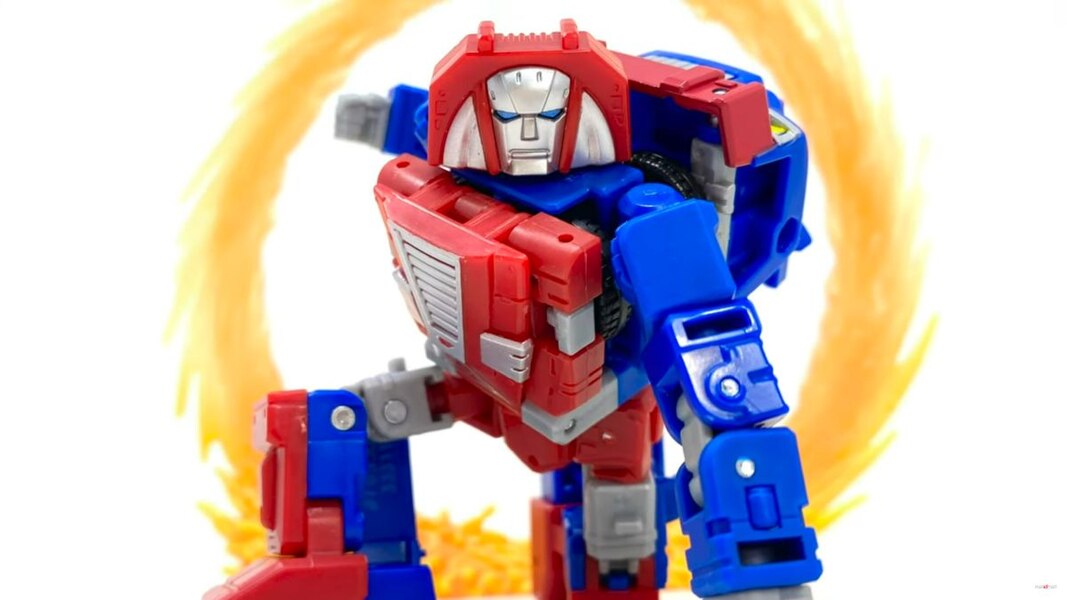 Image Of United Gears Deluxe Class In Hand From Transformers Legacy  (3 of 28)